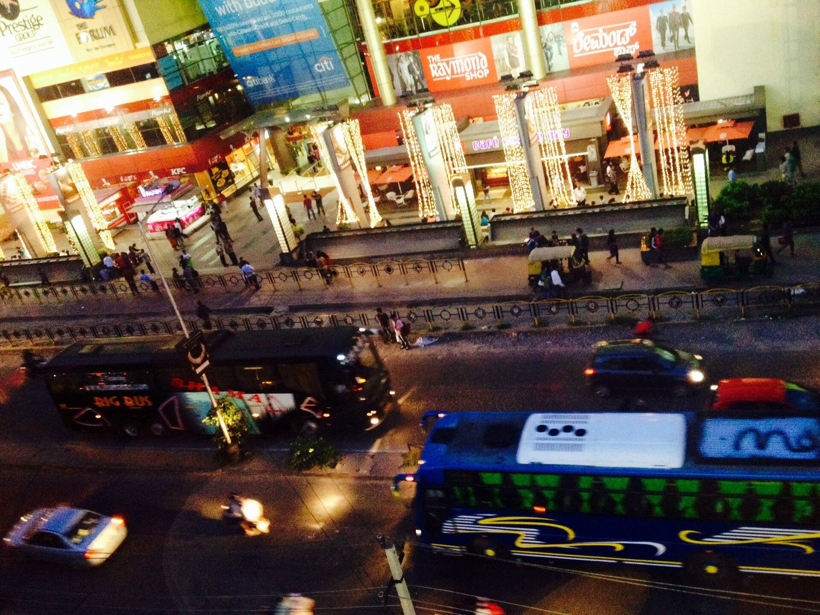 Traffic passing Forum Mall in Koramangala, Bengaluru at night